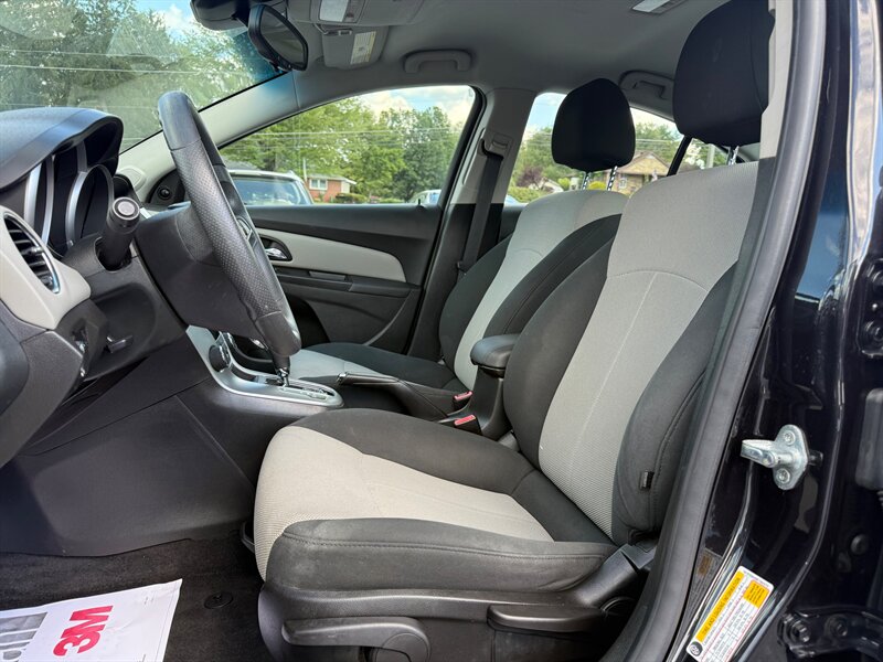 2011 Chevrolet Cruze LS photo 13
