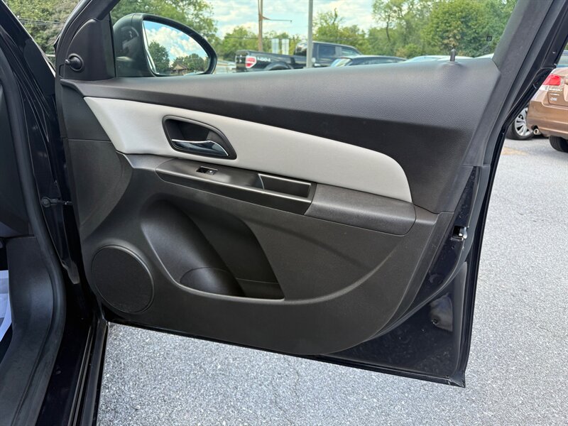2011 Chevrolet Cruze LS photo 16