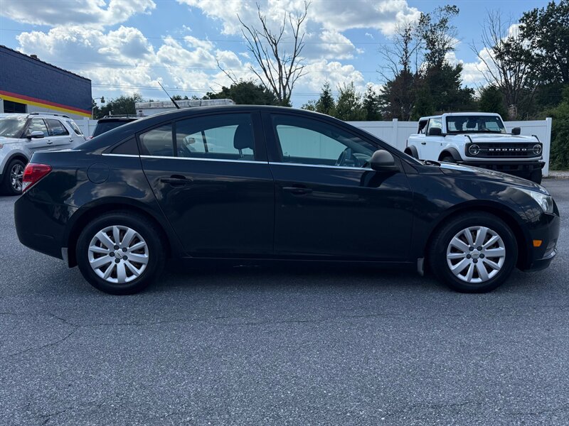 2011 Chevrolet Cruze LS photo 8