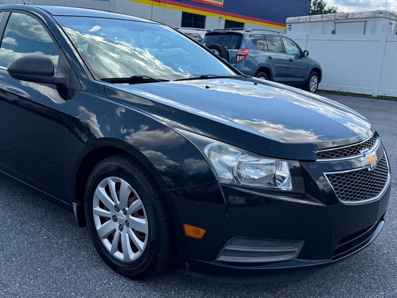 2011 Chevrolet Cruze LS photo 3