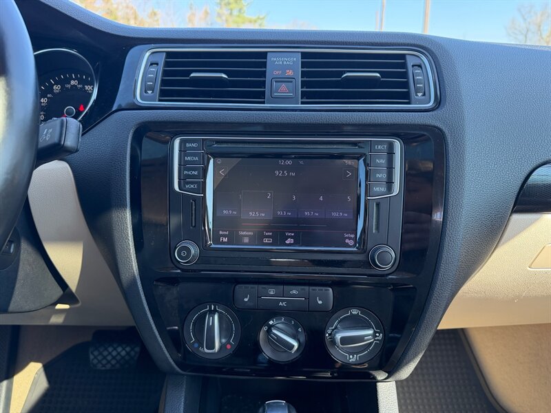 2016 Volkswagen Jetta 1.8T SEL - Photo 17 - Jonestown, PA 17038