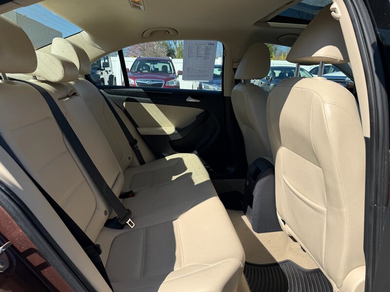 2016 Volkswagen Jetta 1.8T SEL - Photo 13 - Jonestown, PA 17038