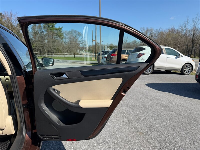 2016 Volkswagen Jetta 1.8T SEL - Photo 12 - Jonestown, PA 17038