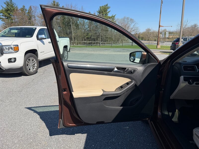 2016 Volkswagen Jetta 1.8T SEL - Photo 8 - Jonestown, PA 17038