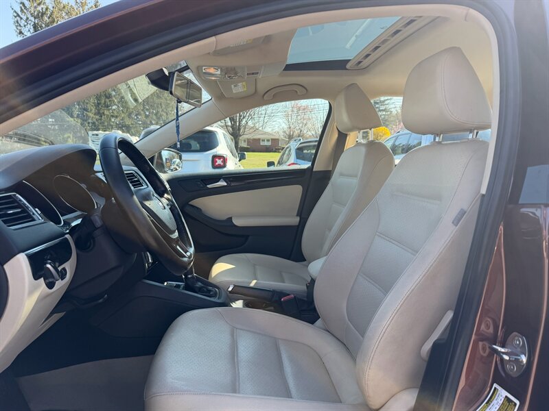 2016 Volkswagen Jetta 1.8T SEL - Photo 9 - Jonestown, PA 17038