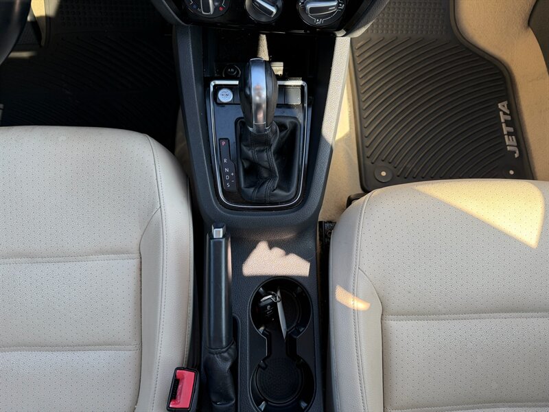 2016 Volkswagen Jetta 1.8T SEL - Photo 16 - Jonestown, PA 17038