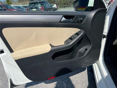 2014 Volkswagen Jetta SEL PZEV   - Photo 9 - Jonestown, PA 17038