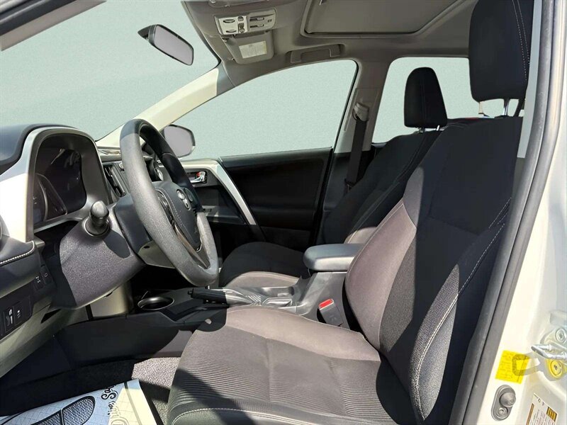 2015 Toyota RAV4 XLE - Photo 5 - Jonestown, PA 17038