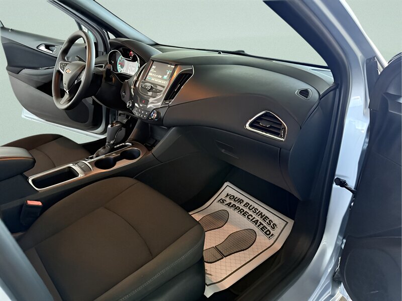 2017 Chevrolet Cruze LT Auto - Photo 21 - Jonestown, PA 17038