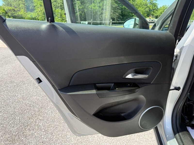 2012 Chevrolet Cruze LT - Photo 11 - Jonestown, PA 17038