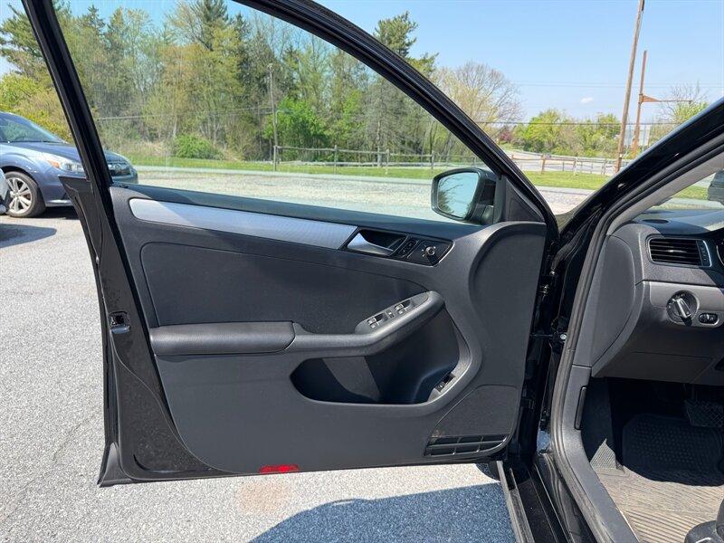 2015 Volkswagen Jetta SE - Photo 9 - Jonestown, PA 17038