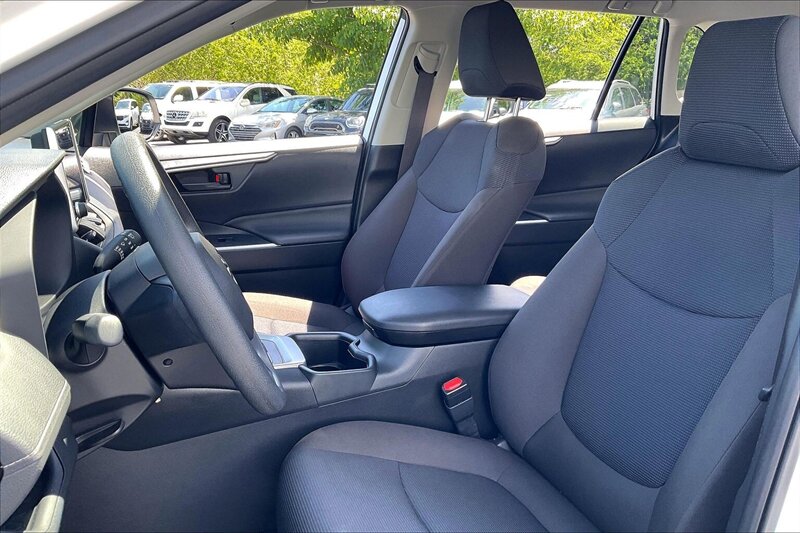 2025 Toyota RAV4 LE - Photo 25 - Ponce, AL 00717