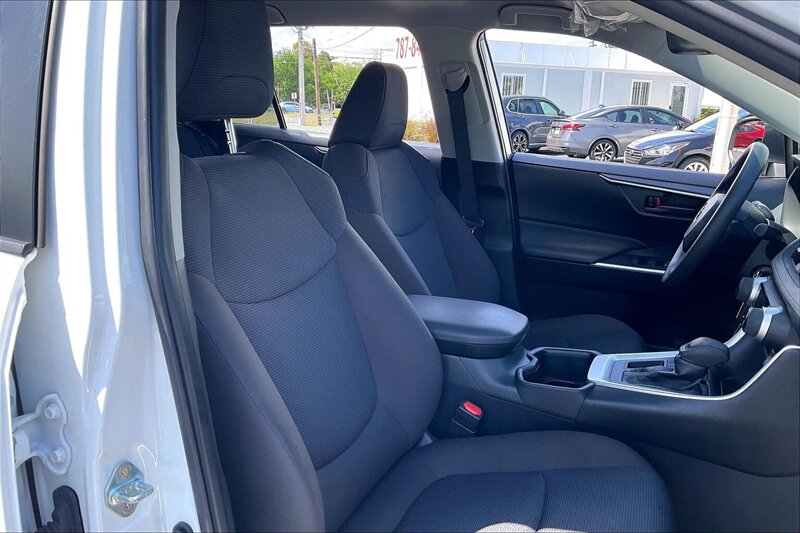 2025 Toyota RAV4 LE - Photo 7 - Ponce, AL 00717