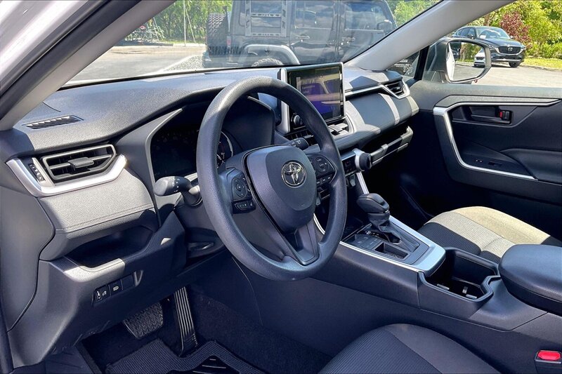 2025 Toyota RAV4 LE - Photo 14 - Ponce, AL 00717