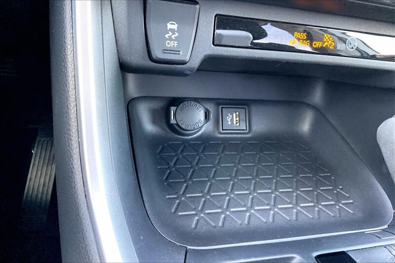 2025 Toyota RAV4 LE - Photo 31 - Ponce, AL 00717