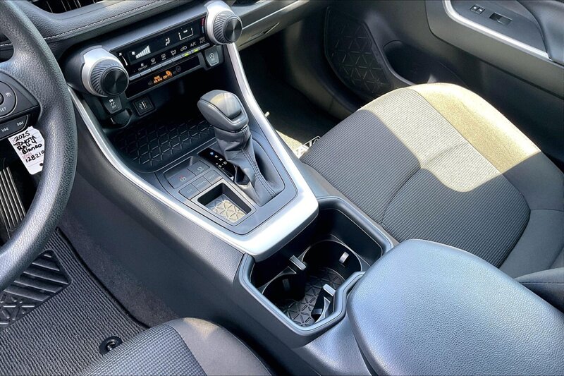 2025 Toyota RAV4 LE - Photo 17 - Ponce, AL 00717