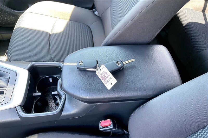 2025 Toyota RAV4 LE - Photo 11 - Ponce, AL 00717