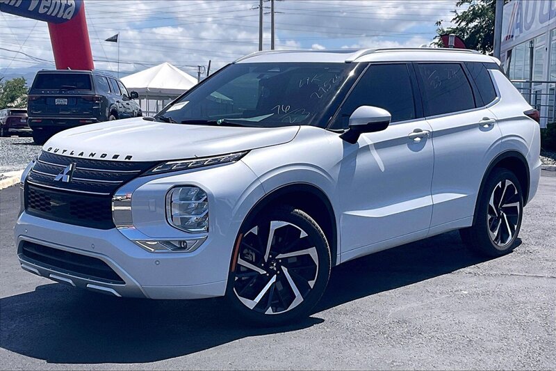 2023 Mitsubishi Outlander SE  