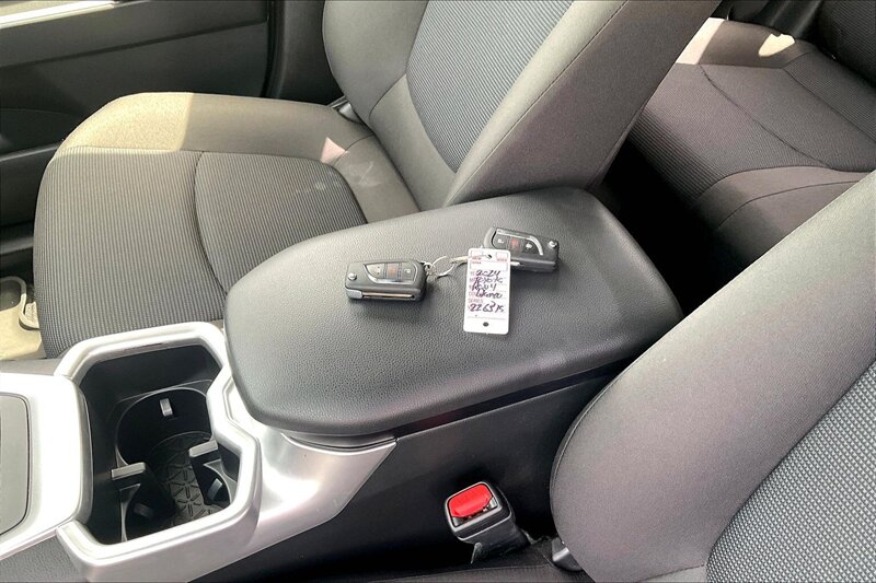 2024 Toyota RAV4 Hybrid LE - Photo 11 - Ponce, AL 00717