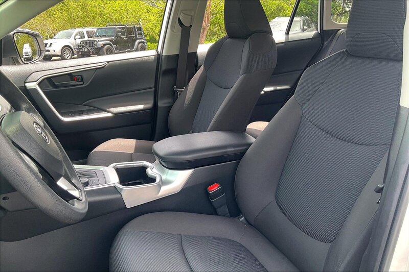 2024 Toyota RAV4 Hybrid LE - Photo 25 - Ponce, AL 00717