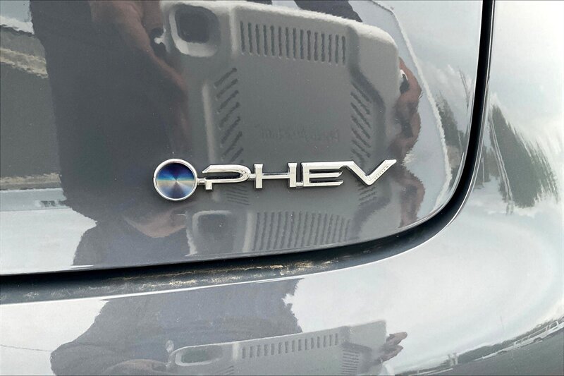 2025 Toyota Prius Plug-in Hybrid SE - Photo 8 - Ponce, AL 00717