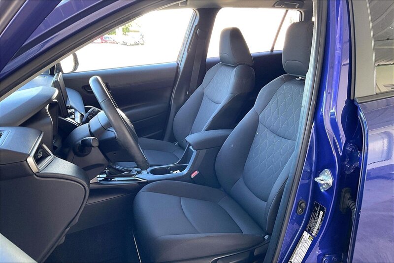 2024 Toyota Corolla Cross LE - Photo 24 - Ponce, AL 00717