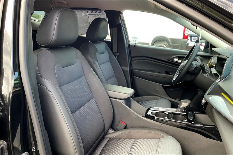 2024 Chevrolet Trax LT - Photo 7 - Ponce, AL 00717