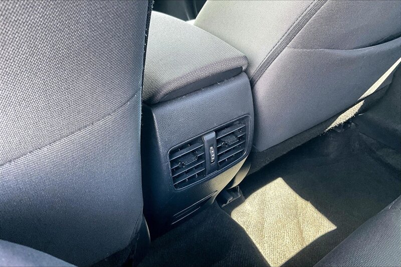 2024 Toyota Corolla Cross LE - Photo 32 - Ponce, AL 00717