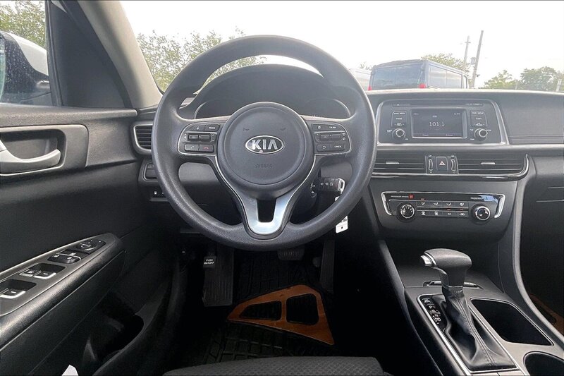 2017 Kia Optima LX - Photo 5 - Ponce, AL 00717