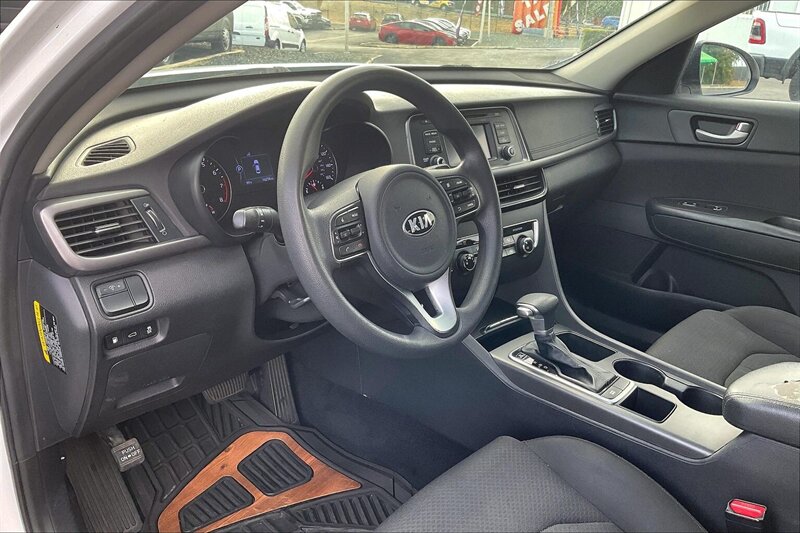 2017 Kia Optima LX - Photo 13 - Ponce, AL 00717