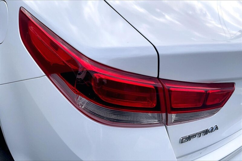 2017 Kia Optima LX - Photo 28 - Ponce, AL 00717