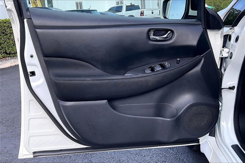 2022 Nissan LEAF SV - Photo 23 - Ponce, AL 00717