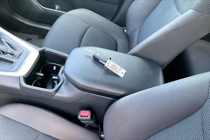 2025 Toyota RAV4 LE - Photo 10 - Ponce, AL 00717