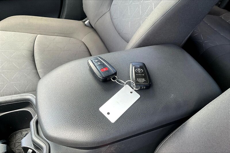 2021 Toyota RAV4 XLE - Photo 10 - Ponce, AL 00717