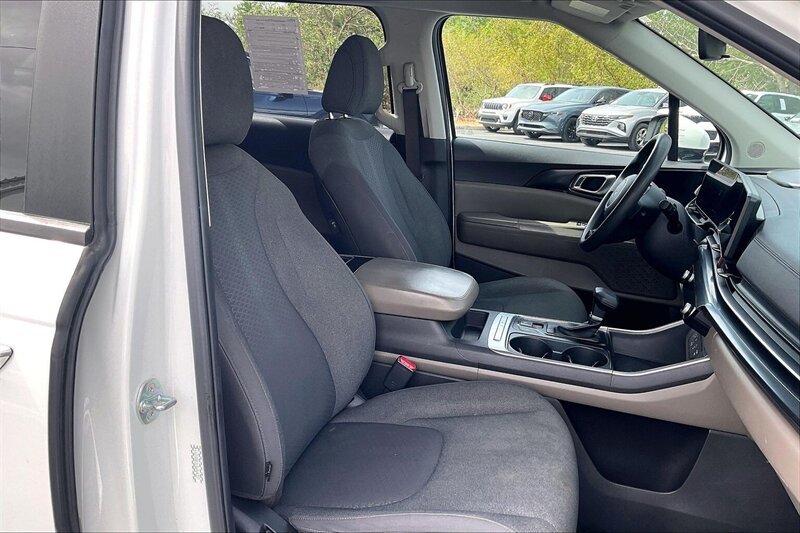 2025 Kia Carnival LXS - Photo 7 - Ponce, AL 00717