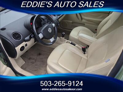 2009 Volkswagen New Beetle 5 SPEEDS ONE OWNER - Photo 13 - Gresham, OR 97080