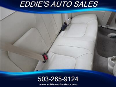 2009 Volkswagen New Beetle 5 SPEEDS ONE OWNER - Photo 11 - Gresham, OR 97080