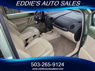 2009 Volkswagen New Beetle 5 SPEEDS ONE OWNER - Photo 10 - Gresham, OR 97080