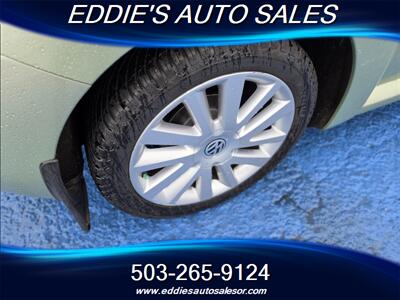2009 Volkswagen New Beetle 5 SPEEDS ONE OWNER - Photo 5 - Gresham, OR 97080