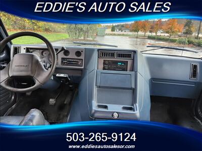 1996 Chevrolet Chevy Van Classic G30   - Photo 11 - Gresham, OR 97080