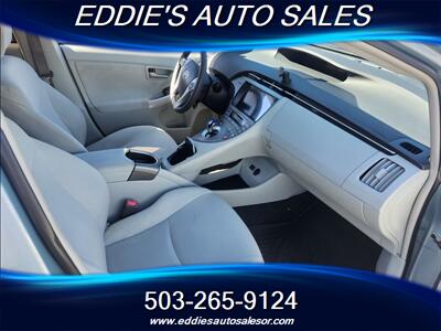 2013 Toyota Prius Three   - Photo 8 - Gresham, OR 97080