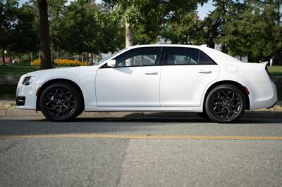 2022 Chrysler 300 Series 300S   - Photo 2 - Surrey, BC V4N 0V9