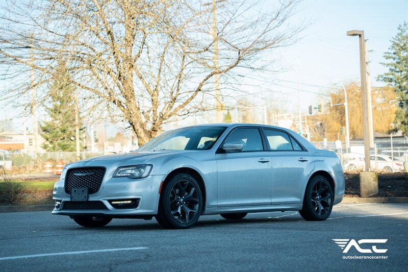 2023 Chrysler 300 Series Touring L   - Photo 1 - Surrey, BC V4N 0V9