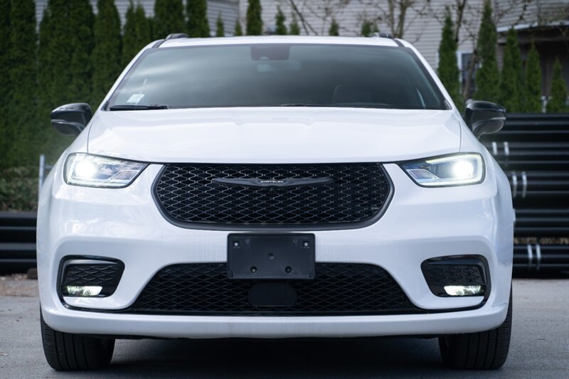 2024 Chrysler Pacifica Touring L Van   - Photo 1 - Surrey, BC V4N 0V9