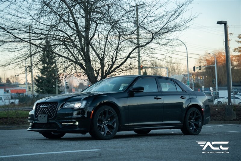 2023 Chrysler 300 Series Touring L   - Photo 1 - Surrey, BC V4N 0V9