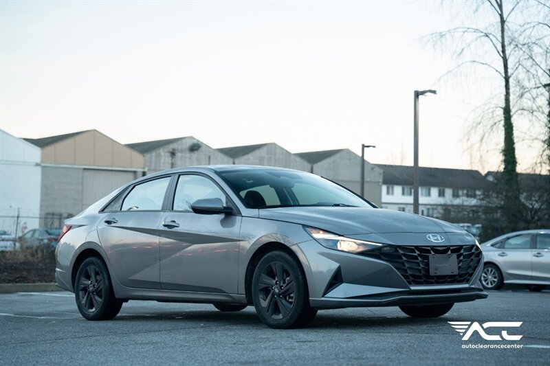 2023 Hyundai ELANTRA SEL   - Photo 1 - Surrey, BC V4N 0V9