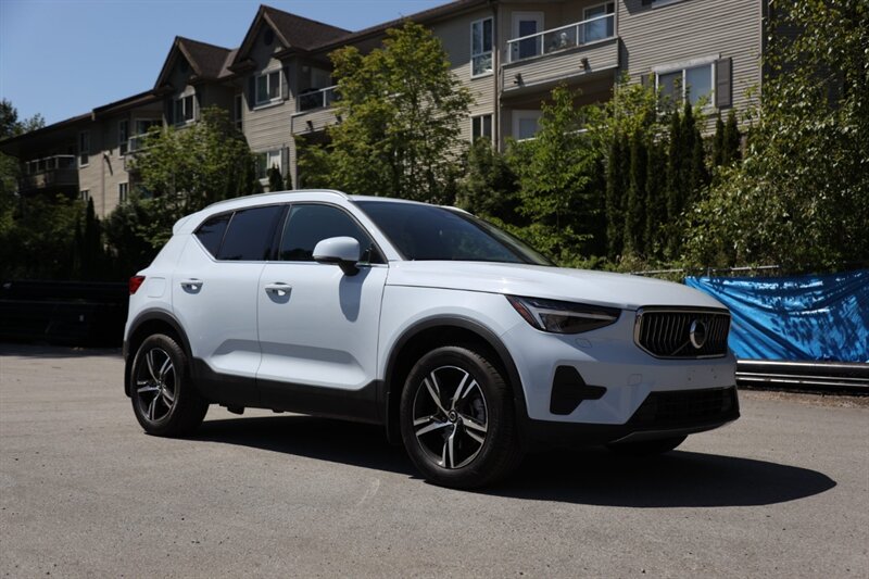 2025 Volvo XC40 B5 Core Bright Theme   - Photo 1 - Surrey, BC V4N 0V9