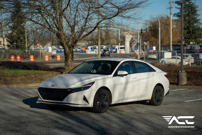 2023 Hyundai ELANTRA SEL Sedan   - Photo 1 - Surrey, BC V4N 0V9