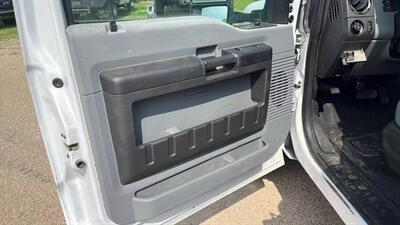 2013 Ford F550 Super Duty Regular Cab & Chassis 165  W.B. 2D   - Photo 10 - Waco, TX 76706