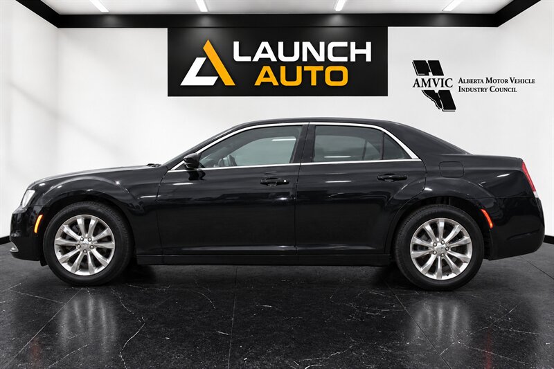 2020 Chrysler 300 Touring - Photo 2 - Edmonton, AB T5G 3E5